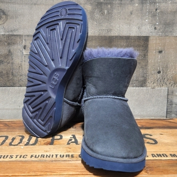 New UGG Classic Cuff Short Boot | Size 5.5 W - Picture 7 of 10